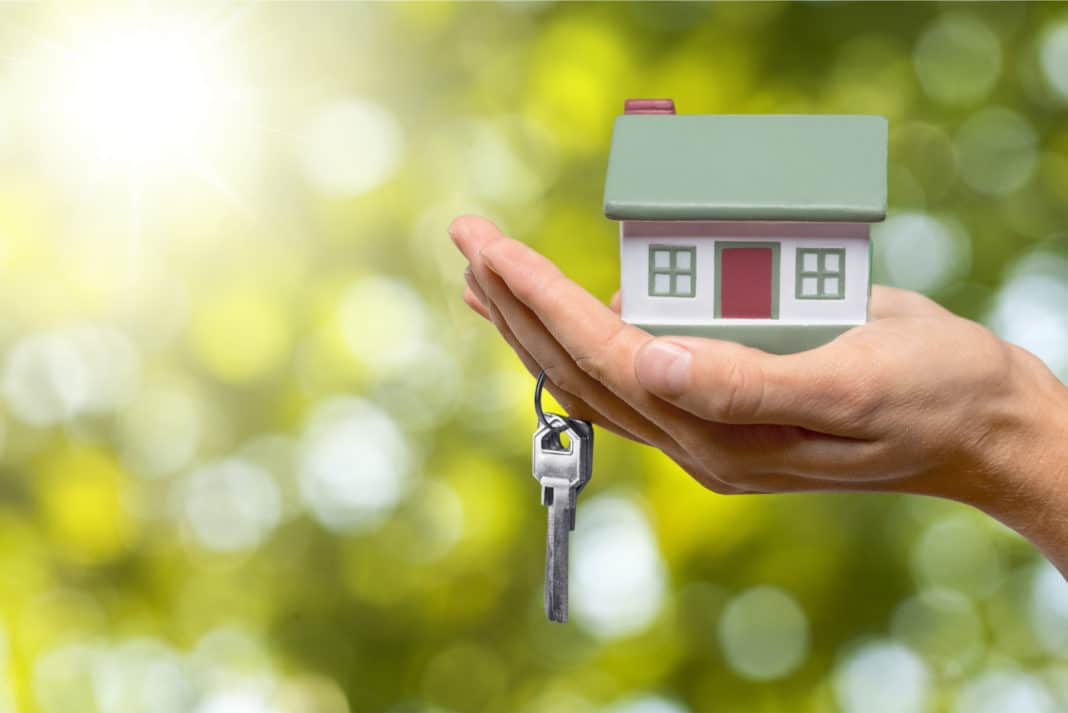 What role does online marketing play in selling a house?